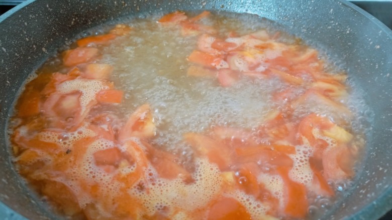 金针菇牛肉卷,开大火将番茄汁煮出。