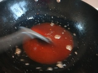 糖醋排骨,炒制糖汁红色倒入开水。