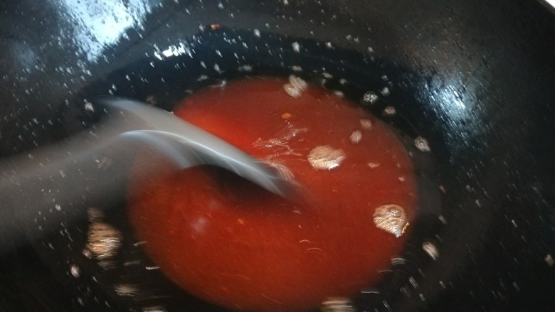 糖醋排骨,炒制糖汁红色倒入开水。