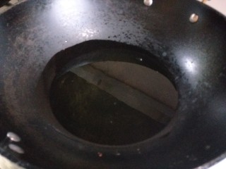 糖醋排骨,锅中倒入适量油烧热。