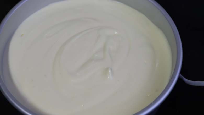 牛奶戚风,然后分两次，将剩余的蛋白霜倒入蛋黄糊中，同样用翻拌的方法将面糊混合均匀，倒入八寸蛋糕模具中，用筷子划动掉大气泡。