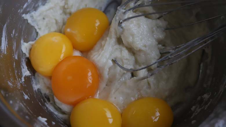 牛奶戚风,将面粉搅拌均匀以后，加入蛋黄，用这种蛋抽搅打均匀，简单搅拌就可以了，不要长时间搅打，防止面糊起筋。