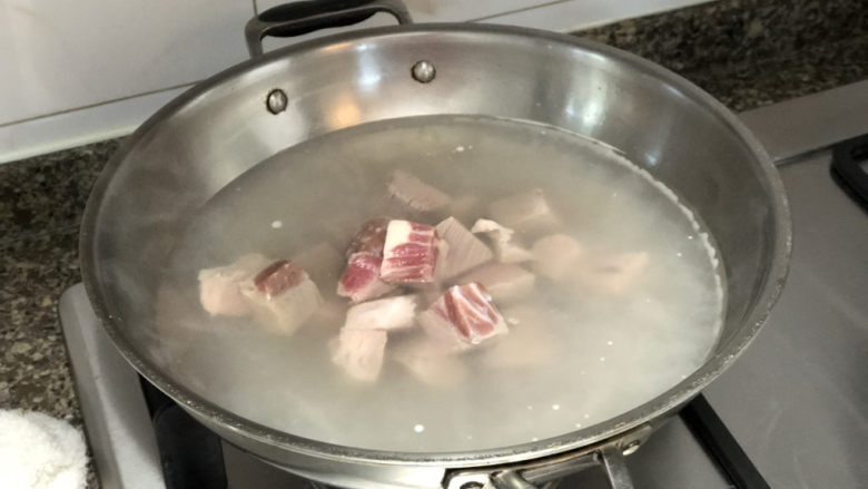 红红火火牛气冲天➕胡萝卜炖牛腩,冷水下锅煮到水开，煮一分钟