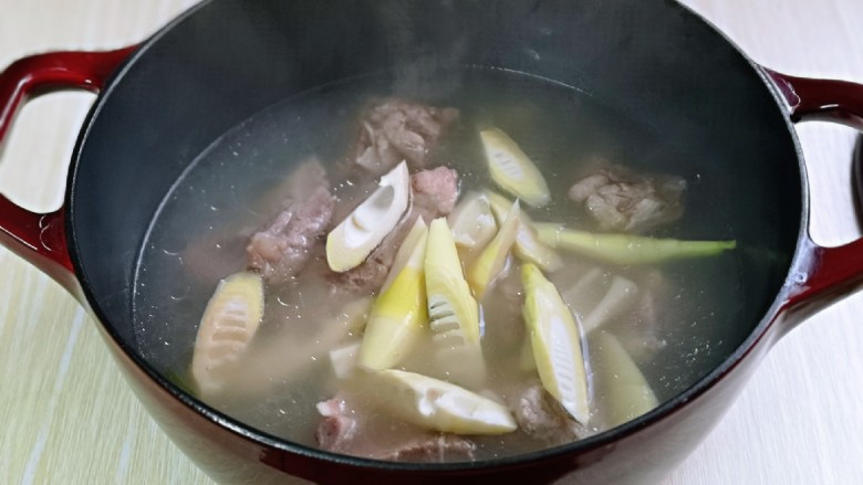 冬笋排骨汤,30分钟后汤骨熬的差不多啦！加入切好的竹笋，再炖20分钟。