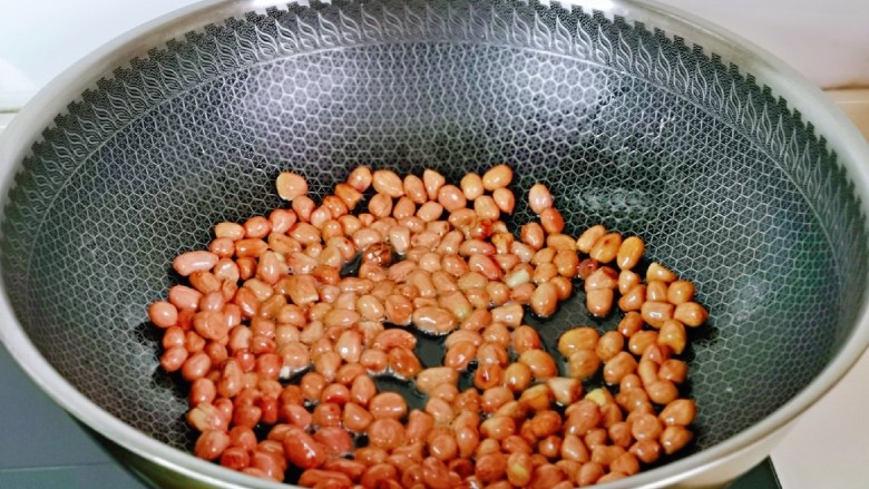 醋泡花生米,起油锅，倒入花生米，小火翻炒，炒熟盛出晾凉。