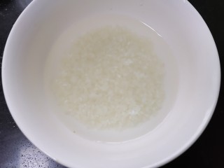 玉米渣粥,米提前淘洗干净浸泡下