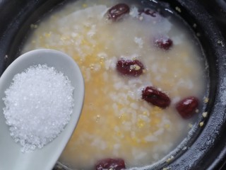 玉米渣粥,煮至稍微浓稠加入白糖调味
