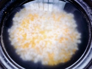 玉米渣粥,煮至沸腾加入玉米渣一起煮