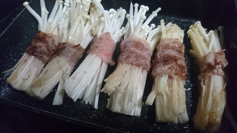 金针菇牛肉卷,闻到香气马上用筷子翻边
