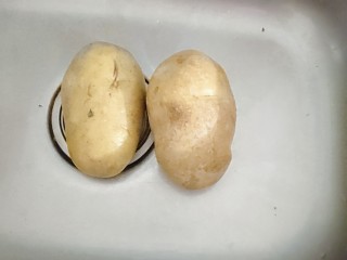 薯条🍟,土豆清洗干净去皮。