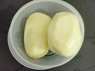 薯条🍟,把土豆切成条，不要太粗也不要太细。比小拇指细点。