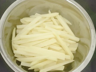 薯条🍟,切好的土豆条。用清水把土豆里面的淀粉洗去。