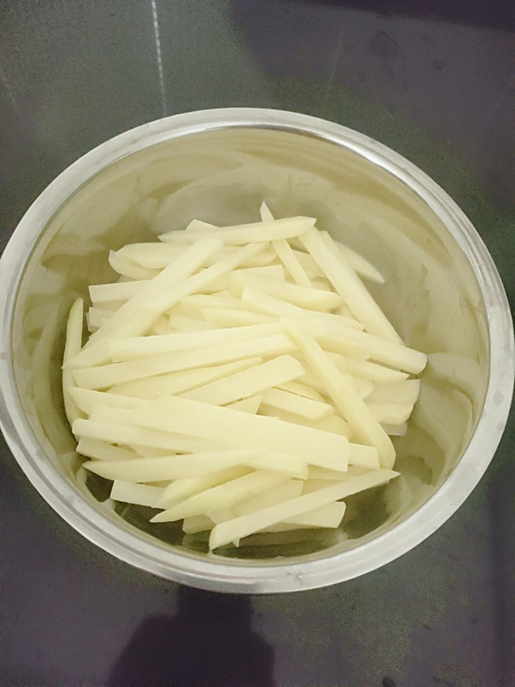 薯条🍟,切好的土豆条。用清水把土豆里面的淀粉洗去。