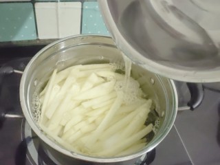 薯条🍟,锅里加入凉水。水要淹过土豆。开始煮