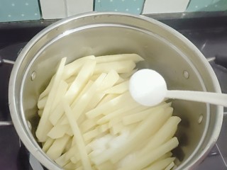 薯条🍟,洗干净的土豆放入锅里加入盐。