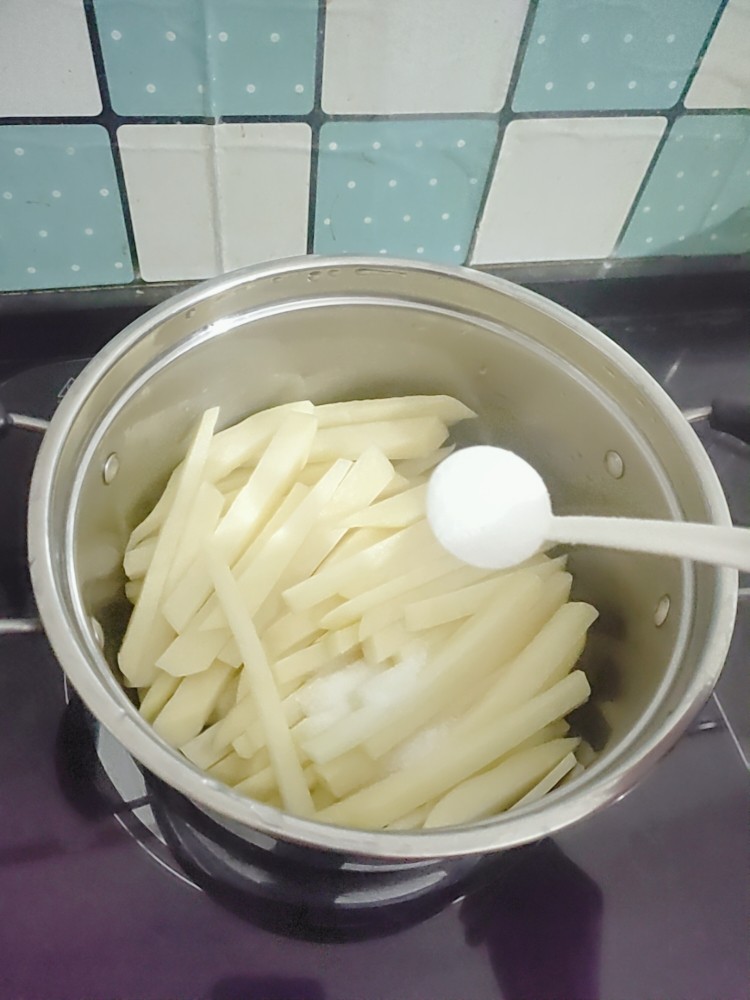 薯条🍟,洗干净的土豆放入锅里加入盐。
