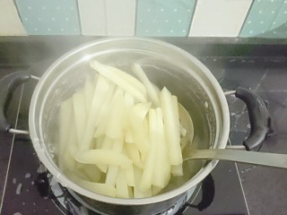 薯条🍟,锅里的水开以后就可以把土豆捞出来