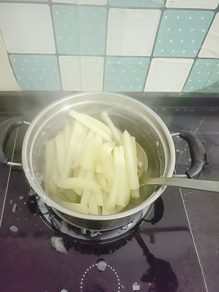 薯条🍟,锅里的水开以后就可以把土豆捞出来