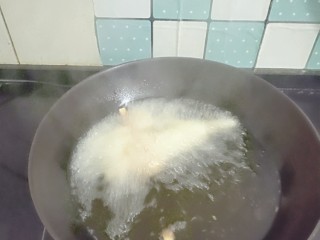 薯条🍟,锅里的油烧开控干水分的土豆条放锅里炸。
