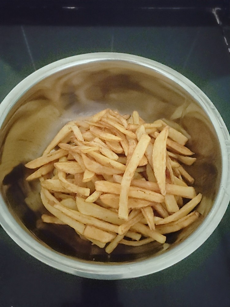 薯条🍟,把土豆条再放锅里回锅炸第三遍捞出来。