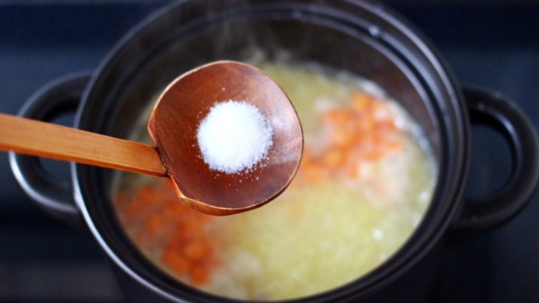 小米炖海参,再根据个人口味加入适量的盐调味。