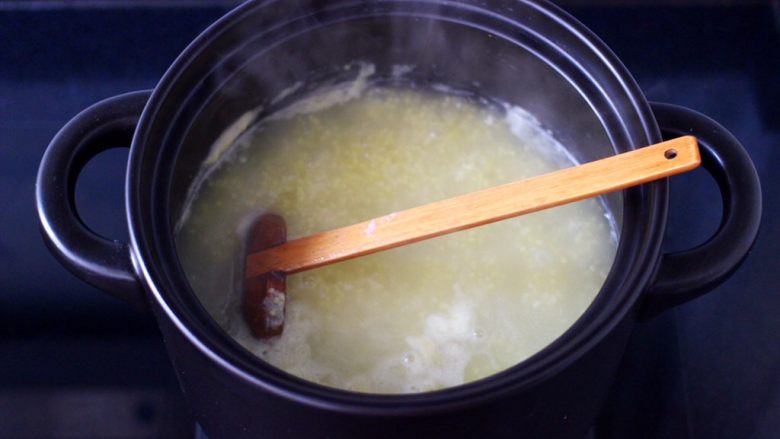 小米炖海参,盖上锅盖继续小火慢慢炖煮至，锅中米汤汁变得浓稠时。
