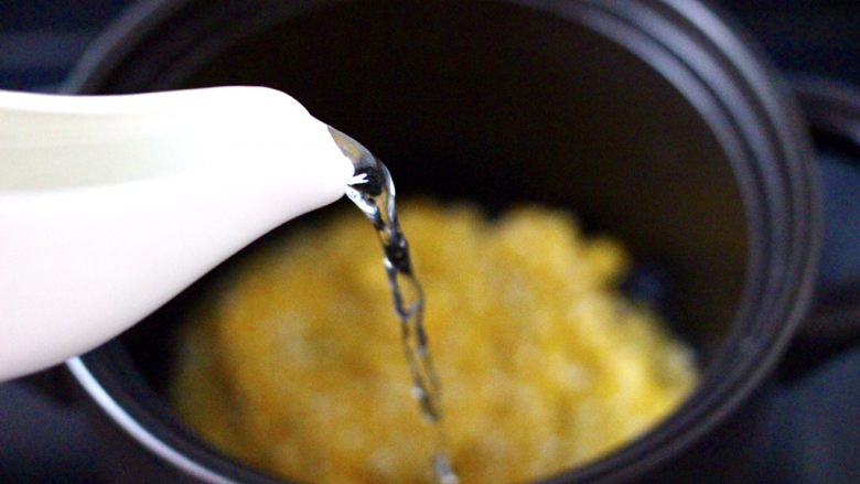 小米炖海参,砂锅里加入适量的清水。