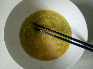 玉米渣煎饼,倒入打好的玉米糊，用筷子搅拌均匀