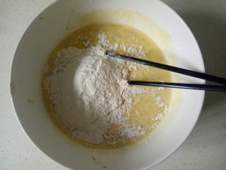 玉米渣煎饼,加入面粉搅拌均匀
