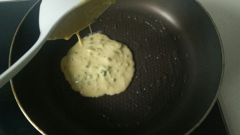 玉米渣煎饼,小火烧热油，用勺子舀一勺面糊倒入锅中