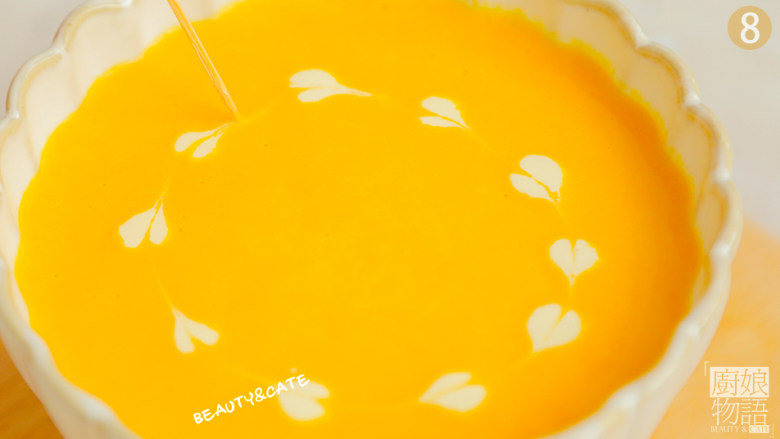 在家怎么过情人节？简单，一颗南瓜就搞定！！！,在南瓜汤表面滴上淡奶油，用牙签从奶油中间拉花，拉成心形