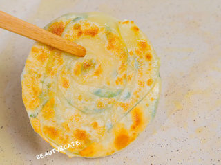 吃剩的饺子皮这样做，竟出乎意料的好吃！,锅中加入食用油，把饼放下去煎至两面金黄