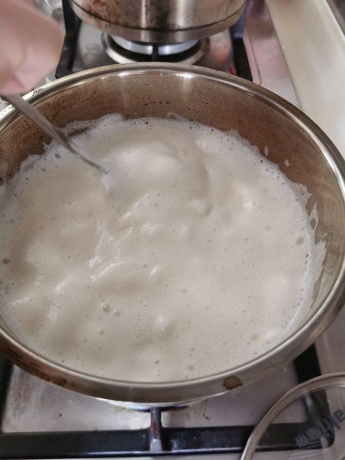 牛奶布丁（棉花糖版）,慢慢搅拌，直到棉花糖全部融化，马上关火。
