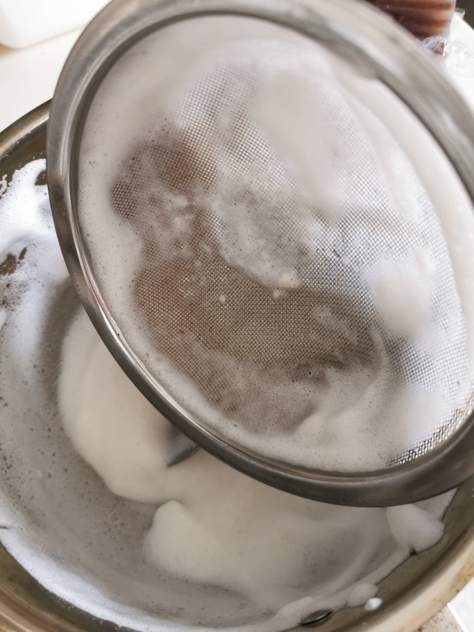 牛奶布丁（棉花糖版）,牛奶表面会有厚厚的一层奶泡，要先撇走不要，接着用筛子过滤入玻璃容器。