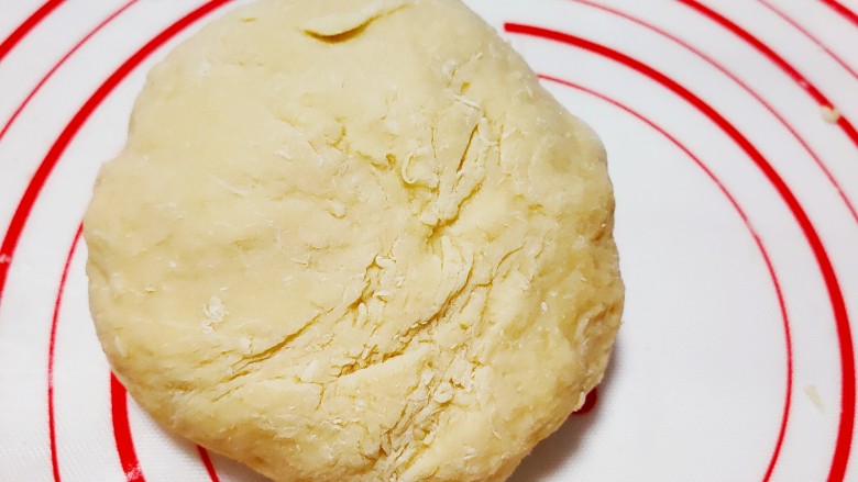 牛角面包,搅拌均匀搓成团