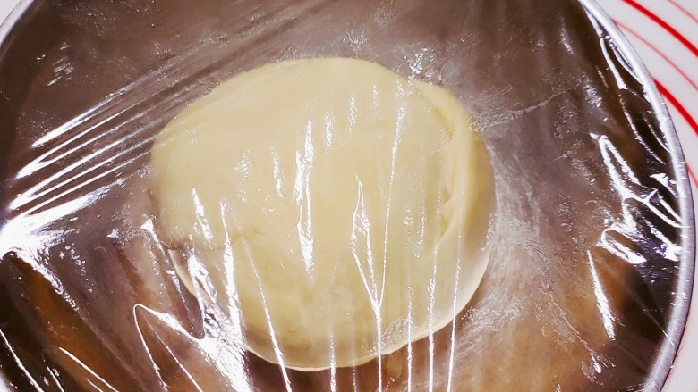 牛角面包,盖上保鲜膜，发酵至两倍大