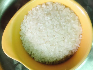 玉米渣粥,早晨将大米淘洗干净