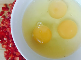 辣椒炒鸡蛋,鸡蛋打入碗中