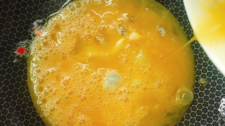 辣椒炒鸡蛋,烧热后倒入蛋液