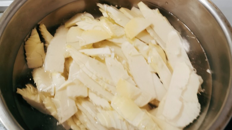 冬笋排骨汤,冬笋片放入开水中煮3-5分钟