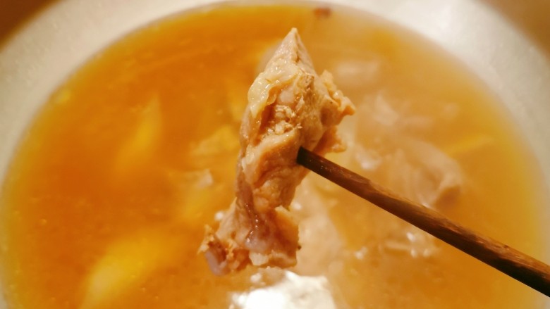 冬笋排骨汤,煮到排骨肉被筷子轻松穿透  