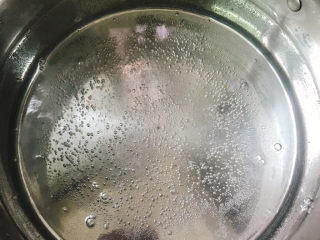 鲍汁菜胆,锅中烧水