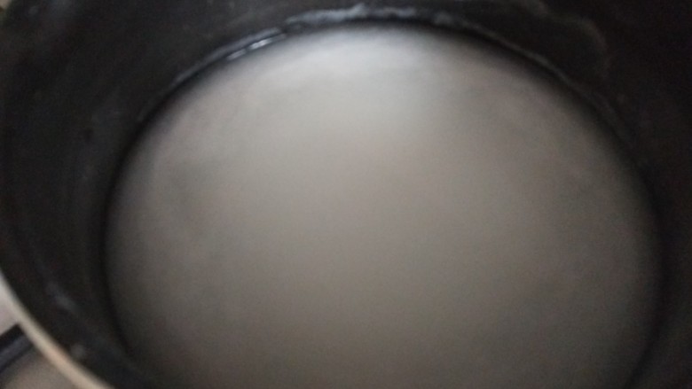 辣白菜炒土豆片,加入适量水搅拌均匀。