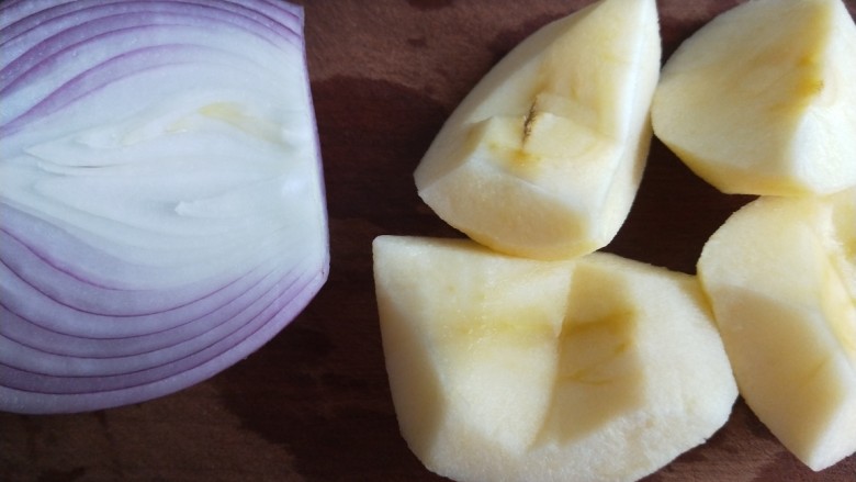 辣白菜炒土豆片,洋葱一半就可以了，苹果切成四块去核。