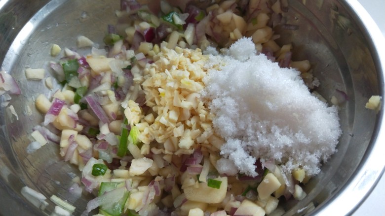 辣白菜炒土豆片,加入一勺盐，一大勺白糖抓均匀淹制。