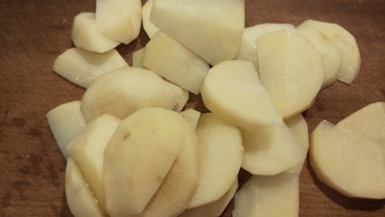 辣白菜炒土豆片,在改一下刀。