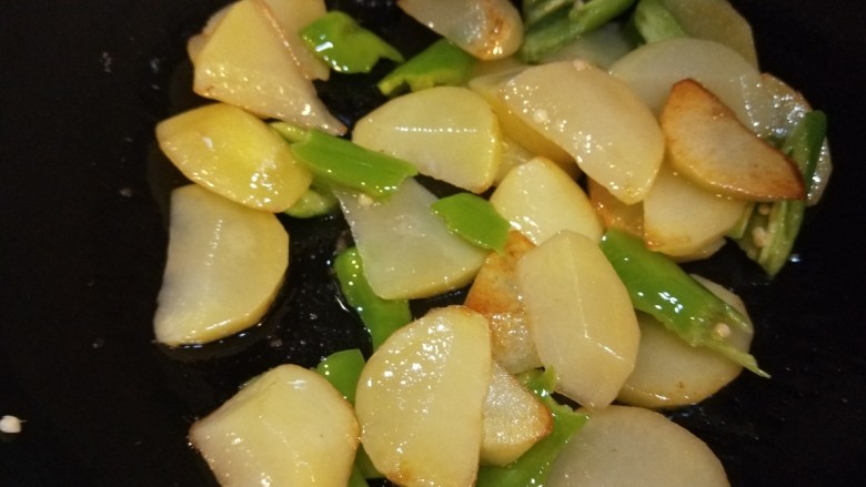 辣白菜炒土豆片,翻炒断生即可。