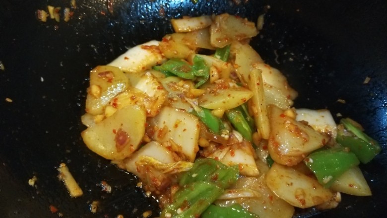 辣白菜炒土豆片,加入少许盐，鸡精炒均匀即可。