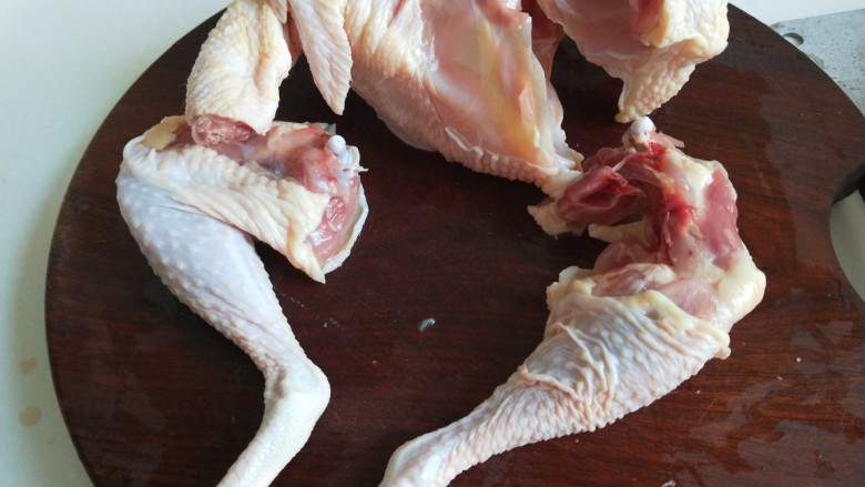 黄焖鸡,鸡解冻后要顺着鸡的骨缝把它卸下来，先卸鸡腿，后卸鸡翅膀，这样在剁就好剁多了。