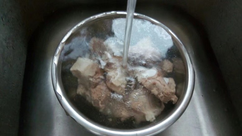 冬笋排骨汤,焯水过后的排骨冲洗去沫沫。